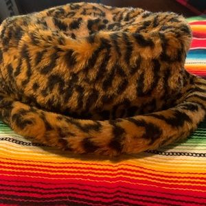 Leopard faux fur bucket hat